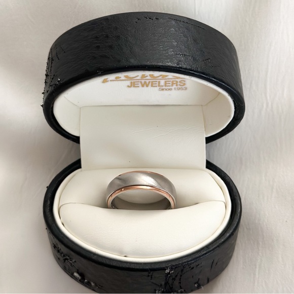 Men’s wedding band - Picture 2 of 4